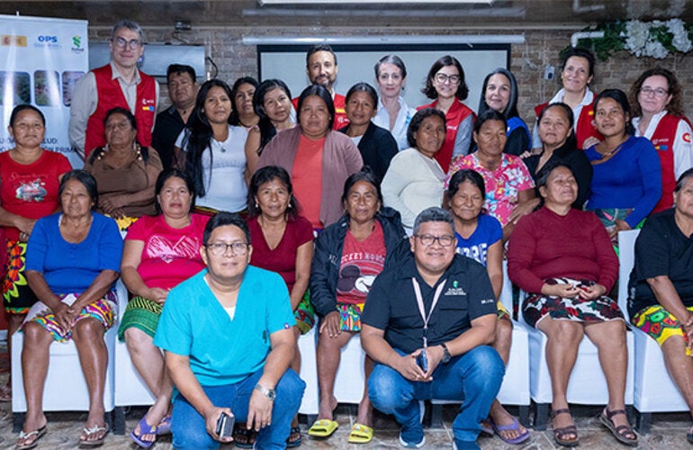 Fotografía grupal de participantes de la apertura de la capacitación de parteras tradicionales en tecnologías sanitarias