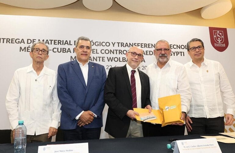 Autoridades en el acto protocolario de transferencia tecnológica para el control del mosquito Aedes aegypti 