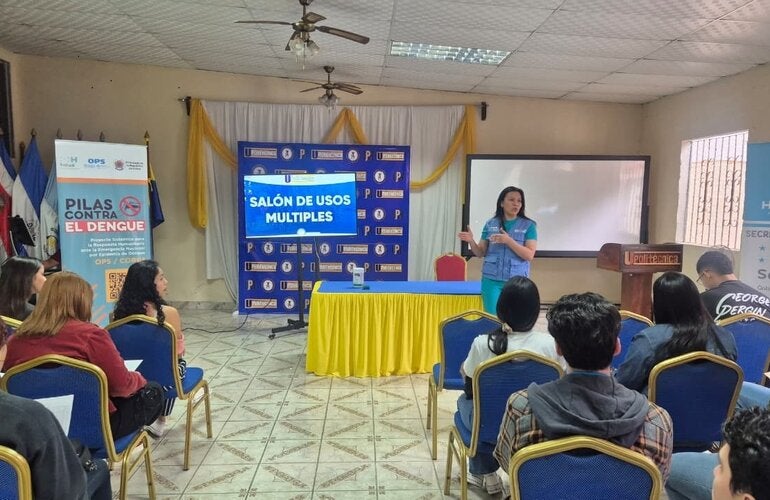 capacitando a jóvenes para el control larvario del dengue