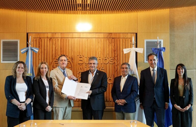 Foto de la firma del acuerdo