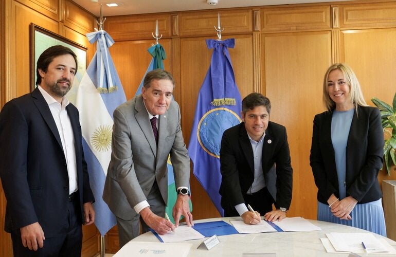 Foto de la firma del acuerdo