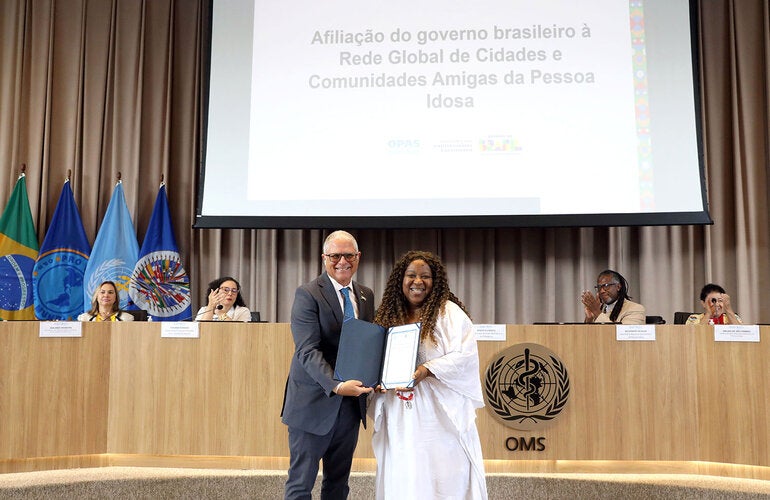 Representante da OPAS entrega certificado para ministra dos Direitos Humanos e Cidadania