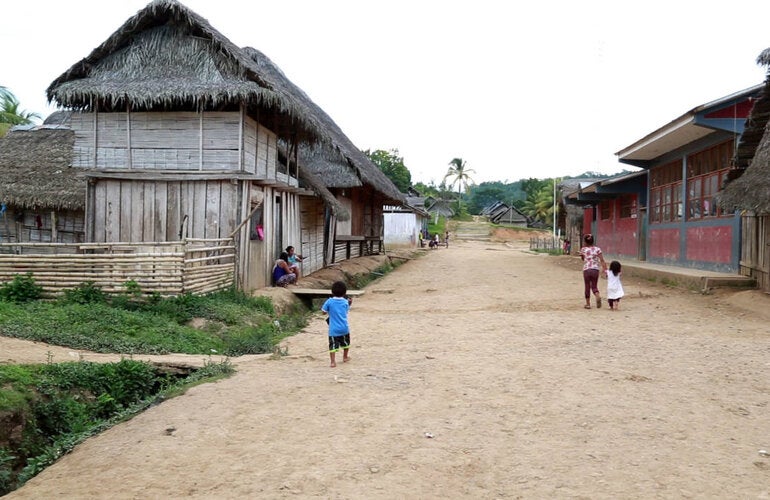 niños jugando en pueblo con calles de tierra
