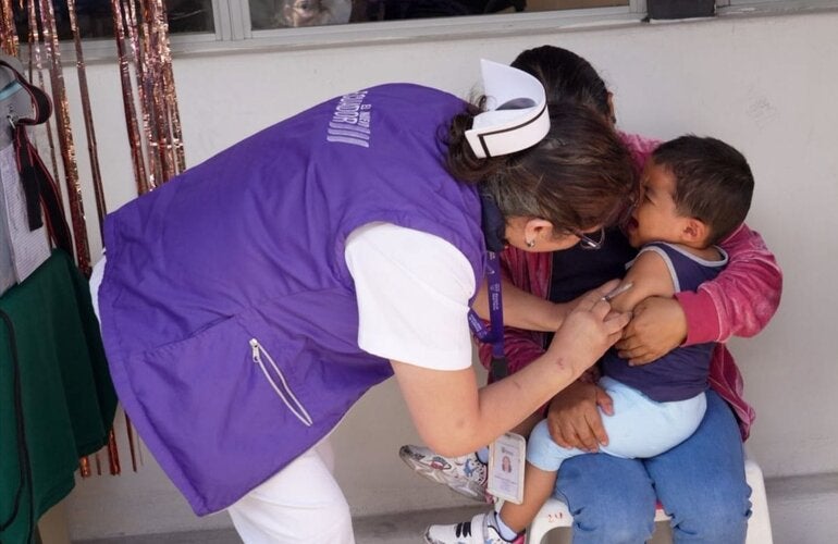Enfermera vacuna a niño durante inicio de campaña contra el sarampión