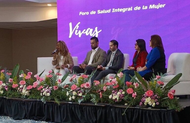 Autoridades inauguran el foro de salud de la mujer