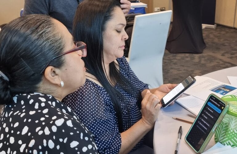 Usuarias instalan el aplicativo para la escucha social