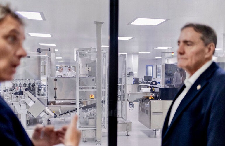 Director de OPS visita planta que produce vacunas