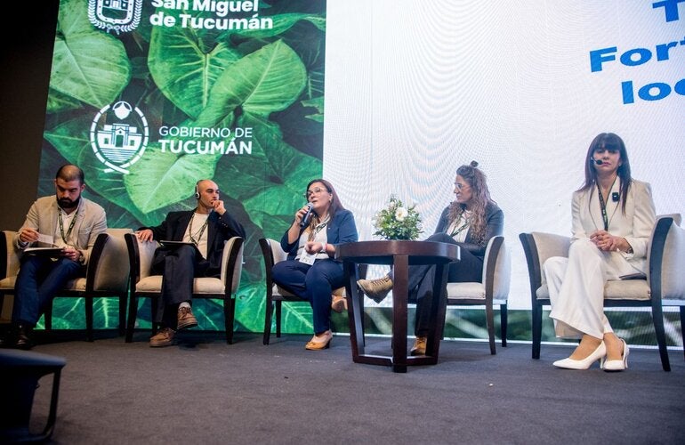 Panel de profesionales disertando en asamblea