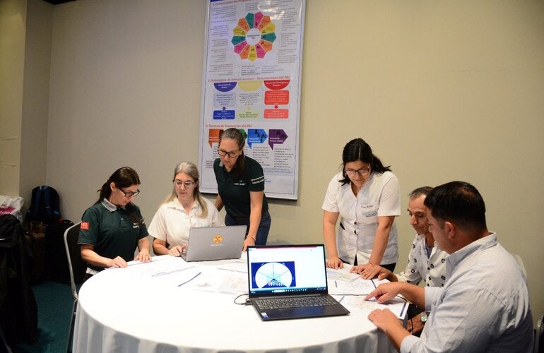 Foto de participantes trabajando