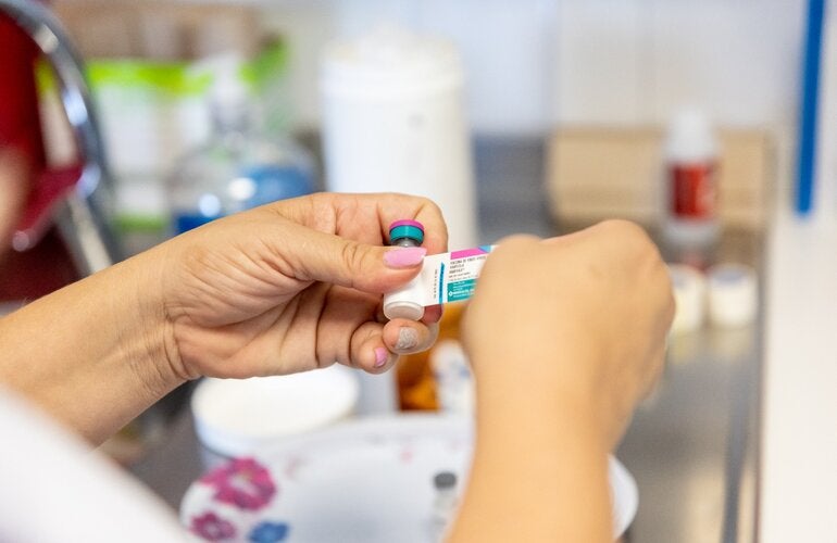 Foto en un vacunatorio con una dosis de vacuna