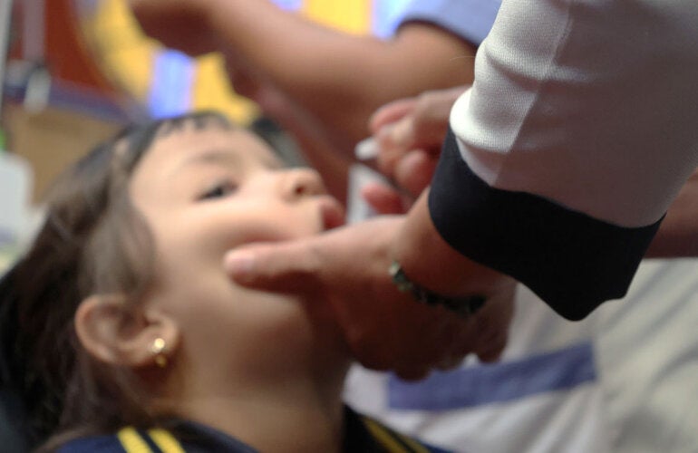 Niño recibe vacuna
