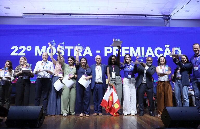 Vencedores posam com prêmio entregue pela OPAS