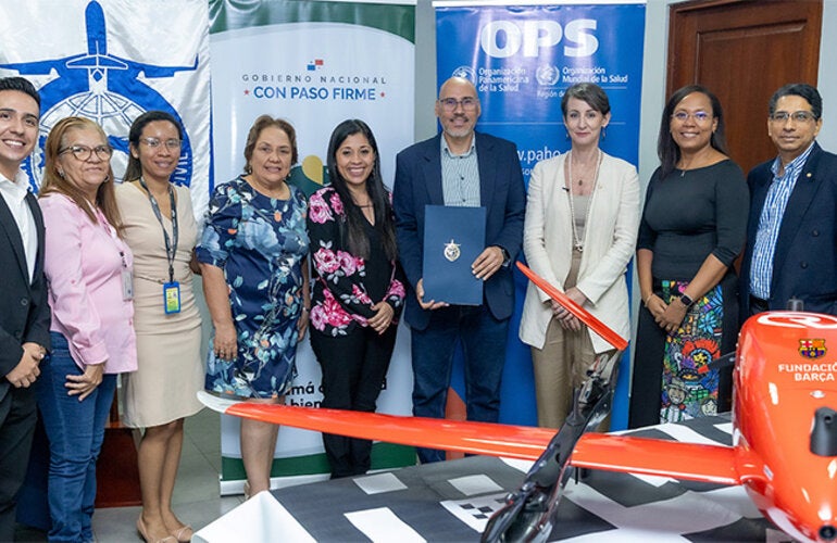 Fotografía grupal de autoridades participes del proyecto de drones sanitarios OPS-MINSA.