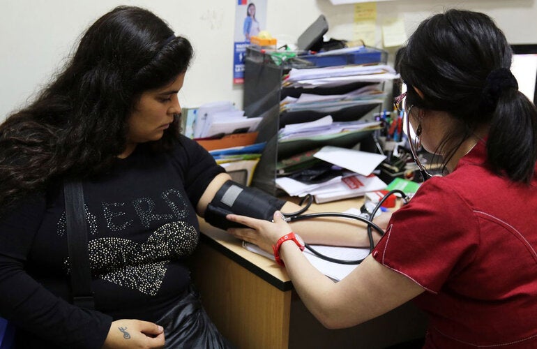 Mujer embarazada en consulta médica