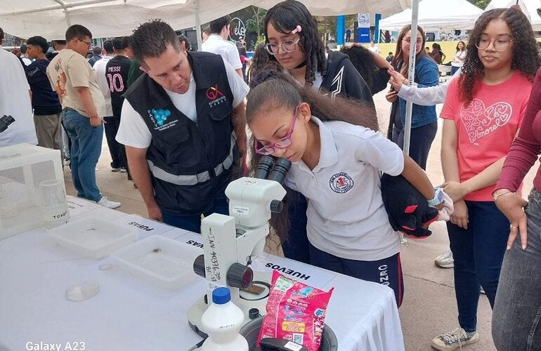 Niña recibe capacitación sobre dengue y mosquitos
