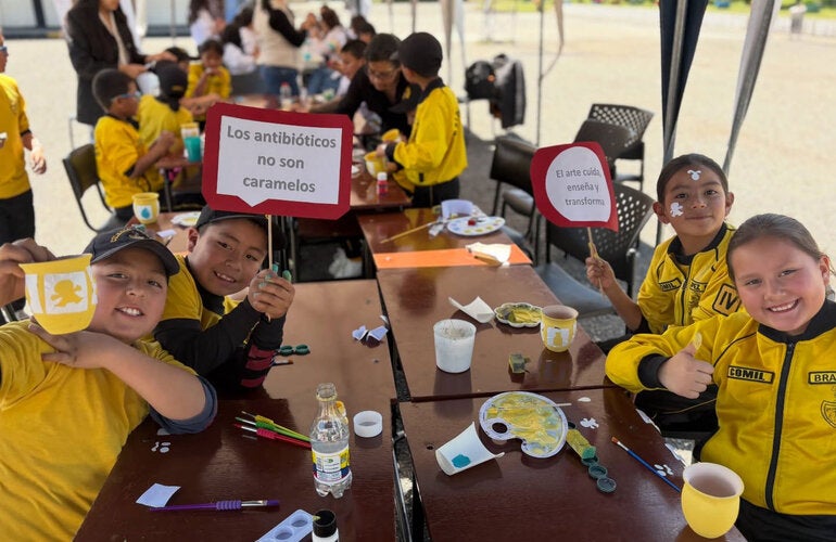 Niñas, niños y familias de Ecuador y Colombia