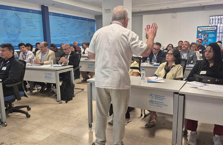 El representante de la OPS en Venezuela, Armando de Negri Filho, abre el debate en café de trabajo con actores en salud