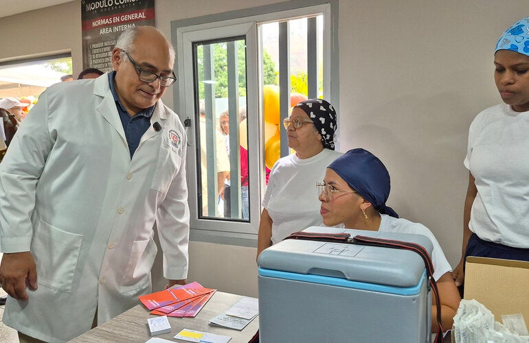 El ministro Carlos Alvarado en recorrido por puesto de vacunación en La Quebradita en el lanzamiento de la Semana de Vacunación 2026