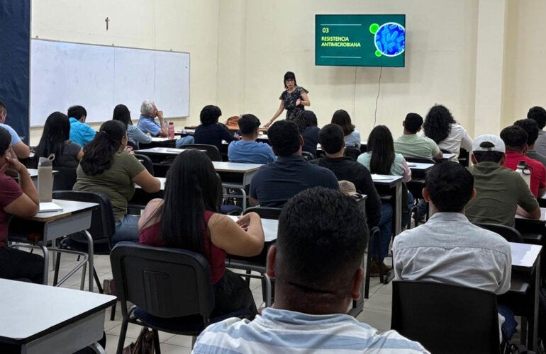 Docentes de El Salvador promueven la concientización sobre la resistencia antimicrobiana