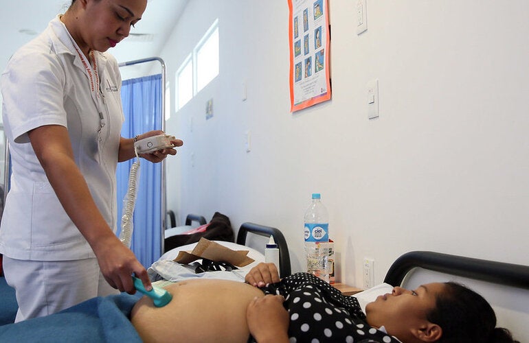 nurse scan pregnant woman