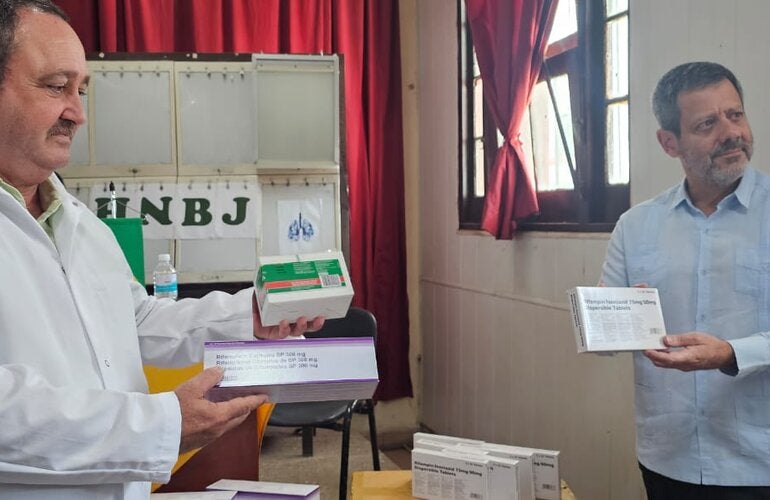 Donación de medicamentos antituberculosos de Brasil en el Hospital Neumológico Benéfico Jurídico