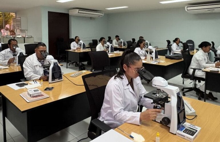 Microscopistas del Ministerio de Salud actualizan conocimientos en diagnóstico y control de calidad de la malaria