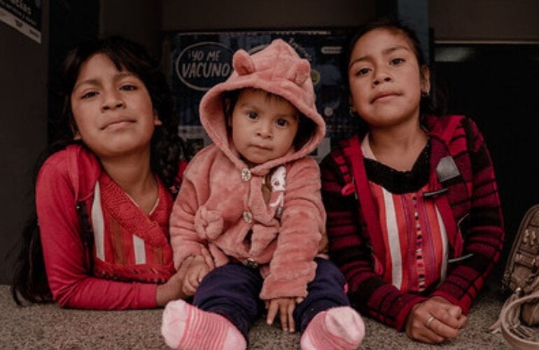 niños sentados 