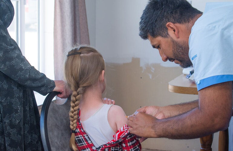 niña recibe vacuna