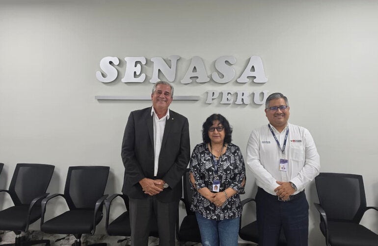 autoridades del SENASA Perú junto con técnico de PANAFTOSA