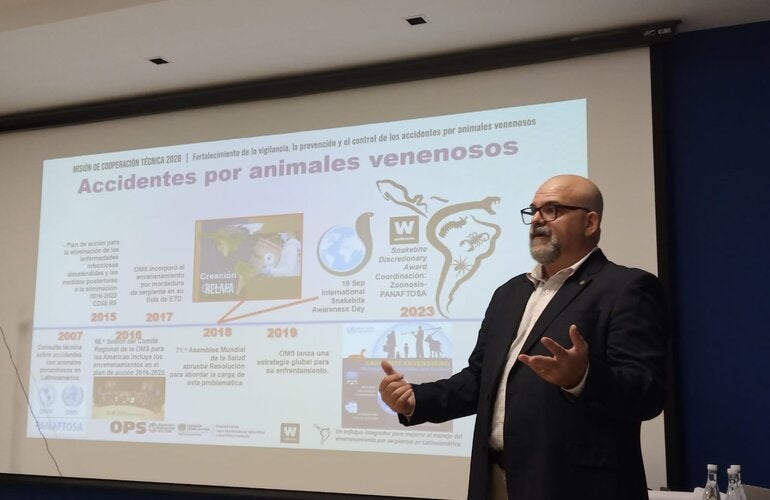 técnico de PANAFTOSA en capacitación sobre envenenamientos de animales venenosos en Venezuela