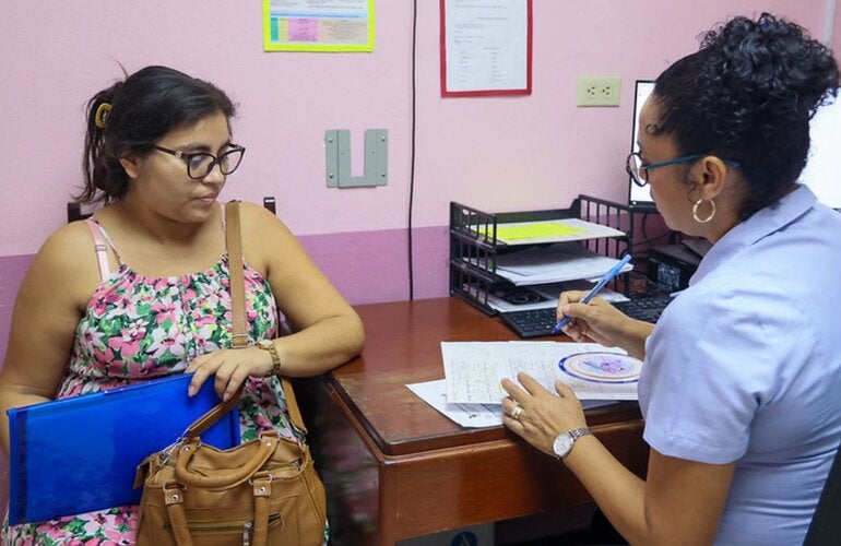 mujer en centro de salud belice
