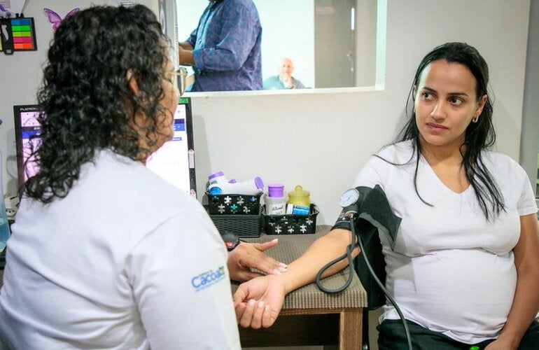 mujer tomando la presión en centro de salud
