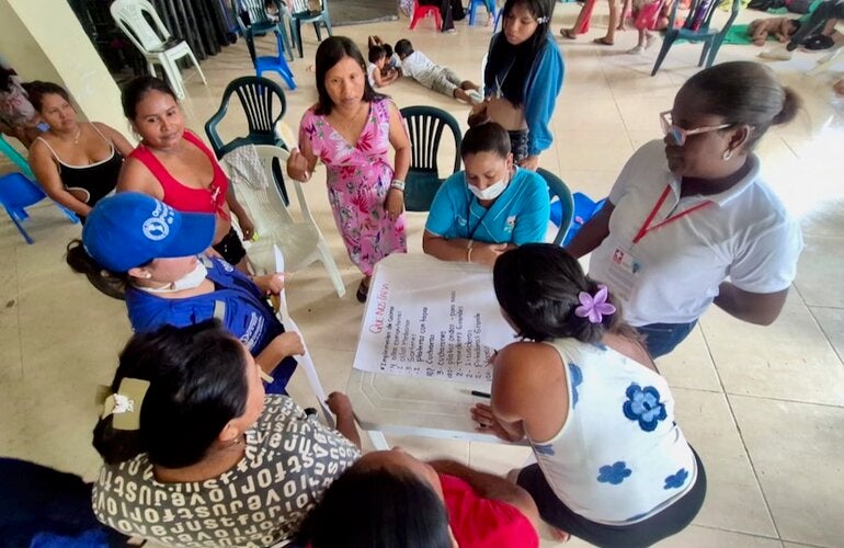 personas en actividad comunitaria