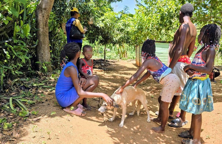 enfants avec un chien
