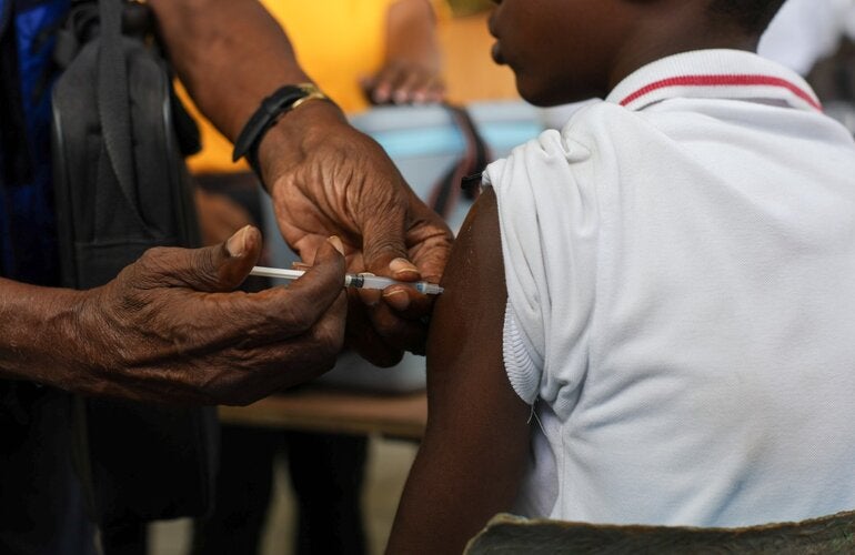 enfant prenant un vaccin