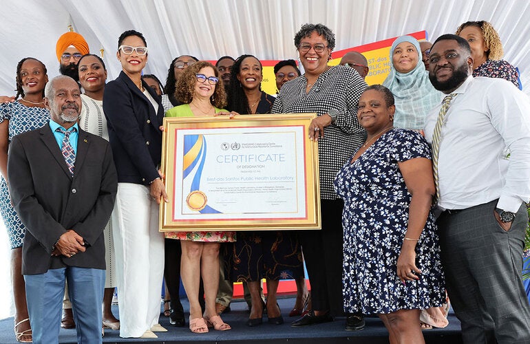 Foto de grupo de la ceremonia en el laboratorio Best-dos Santos de Barbados: designación como Centro Colaborador de la OPS/OMS.