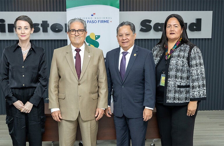 Fotografía grupal de las autoridades presentes en el lanzamiento del proyecto Transformación de los datos de REGES en tableros para la toma de decisiones