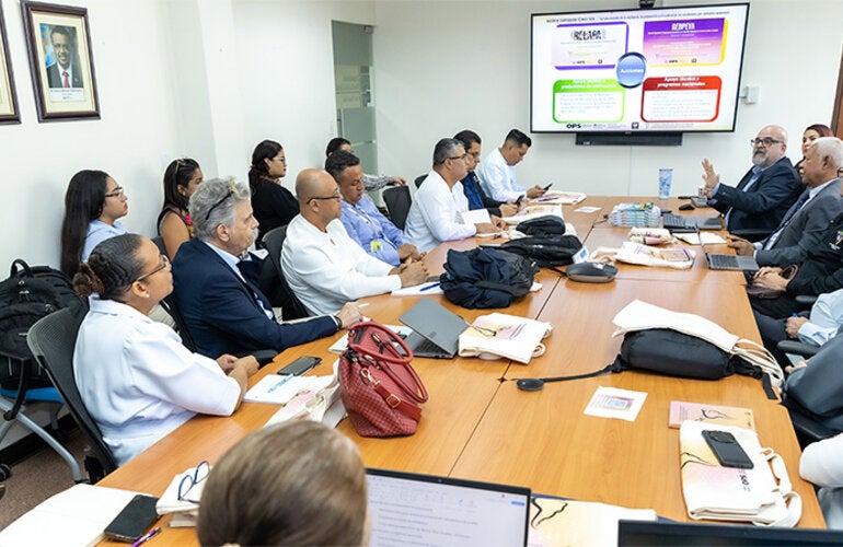 Fotografía de los participantes en la mesa de trabajo durante la Misión de Cooperación técnica para el fortalecimiento de la vigilancia, la prevención y el control de los accidentes por animales venenosos en Panamá.
