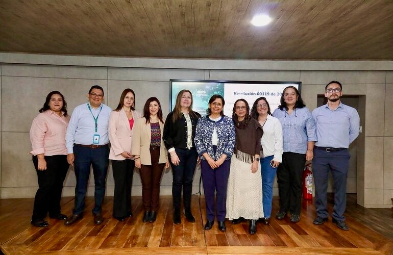 grupo de personas posando