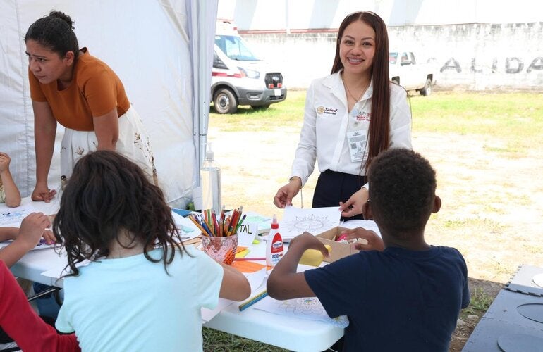 Feria de Salud en Tapachula, Chiapas. Personal de salud estatal atiende a niñas y niños en temas de salud mental