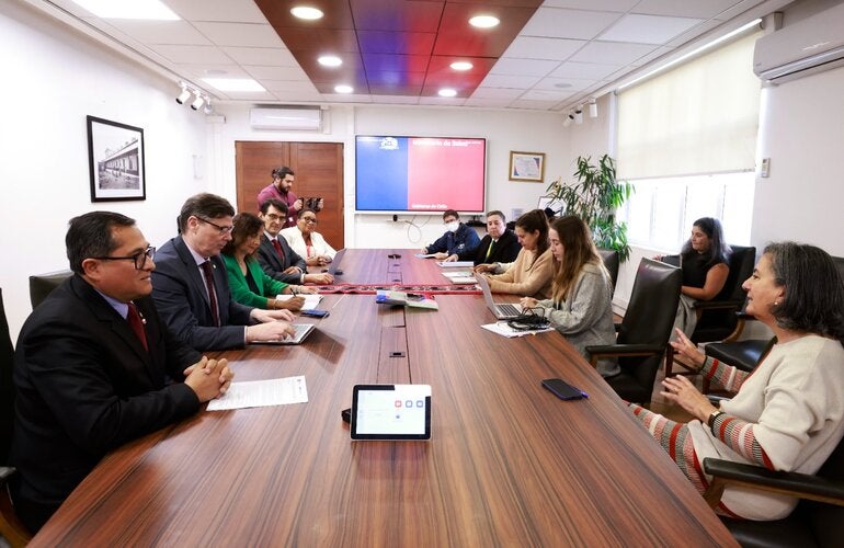 Durante tres días, una misión interprogramática de la Organización Panamericana de la Salud (OPS) desarrolló una agenda de trabajo en Chile que incluyó reuniones con autoridades del sector y visitas a establecimientos de salud, con foco en prioridades del sistema sanitario.