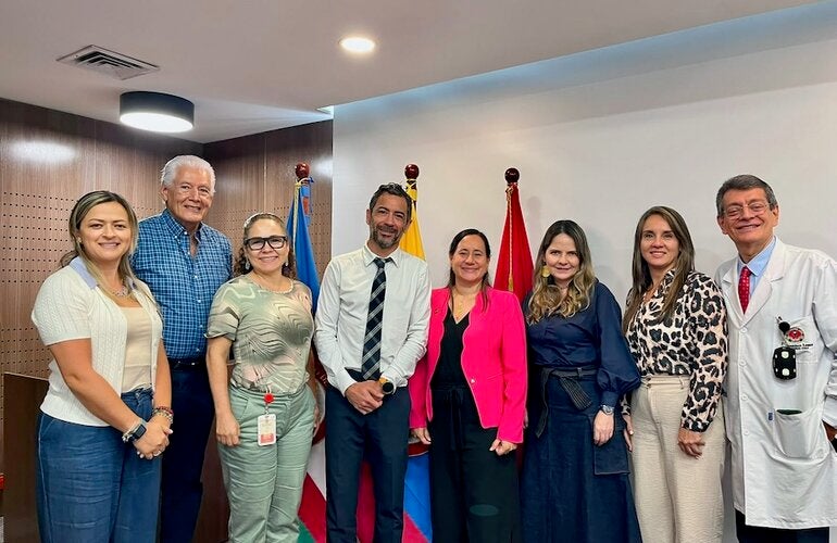 Personas en reunion frente a camara