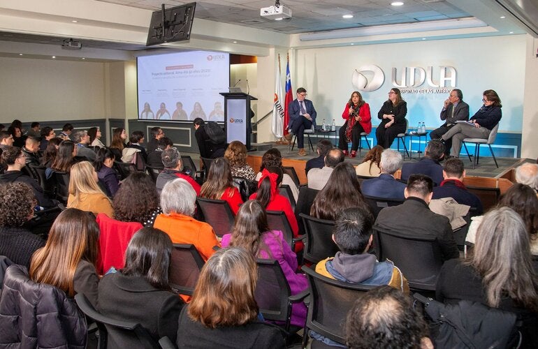 Ministra May Chomali y el Dr. James Fitzgerald destacaron la urgencia de superar barreras de acceso y de consolidar la Atención Primaria 