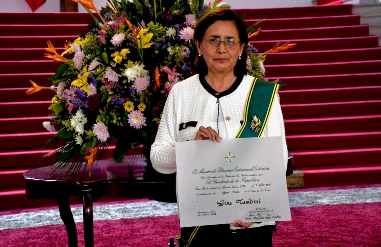 persona sosteniendo un diploma