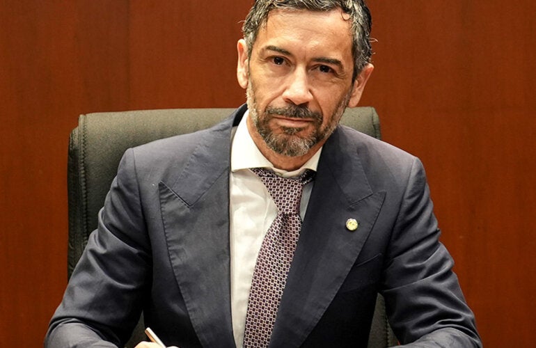 Nuevo representante de OPS Perú firmando transferencia