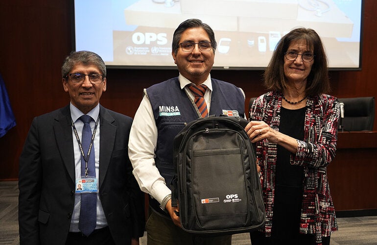 Entrega de mochilas por parte de la OPS