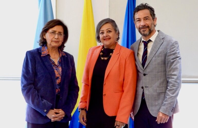 tres personas posando para la camara