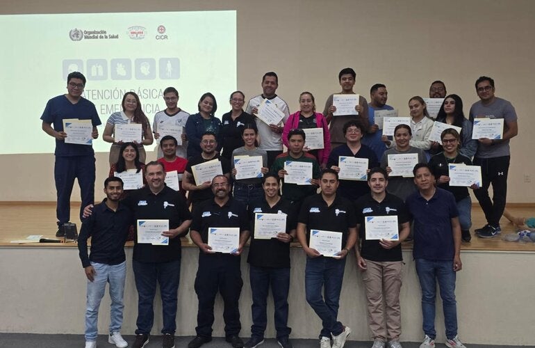 Grupo de personas que obtuvieron su diploma por concluir el curso de Atención Básica de Emergencias BEC