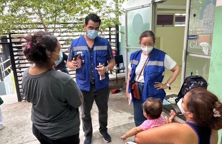 Personal de OPS entrevista a madre de niño sospechoso de sarampión