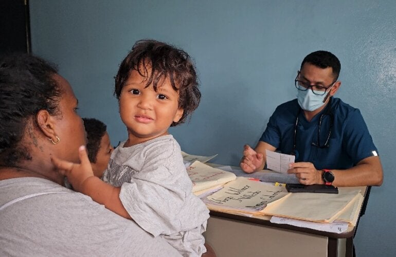Madre con su niño en consulta